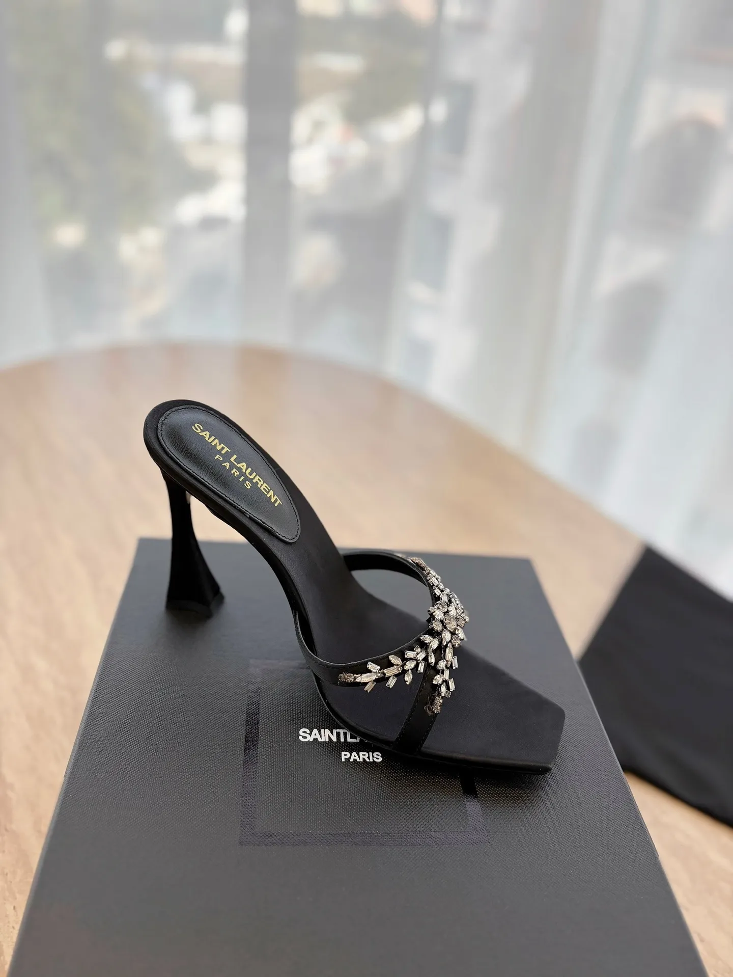 👟👟Ex-factory price 540👟👟 High version "SAINT LAUREN*" Saint Laurent YSL 25ss/spring and summer new catwalk style large rhinestone high-heeled shoes and sandals. Only YSL understands women's hearts best and does not accept refutation. It is a super invincible feminine artifact and a must-have for women (z-product full-body customization, own molded hardware accessories, perfect consistency). Compare the differences between pictures and goods on the market. ✔Upper: Customized imported calf patent leather/silk ✔Lining: Imported 🐑sheep leather ✔Sole: Imported genuine leather outsole ✔Heel height: 10.5cm ✔Number of yards: 35-39 (40 can be customized and non-returnable) (Full set of packaging)